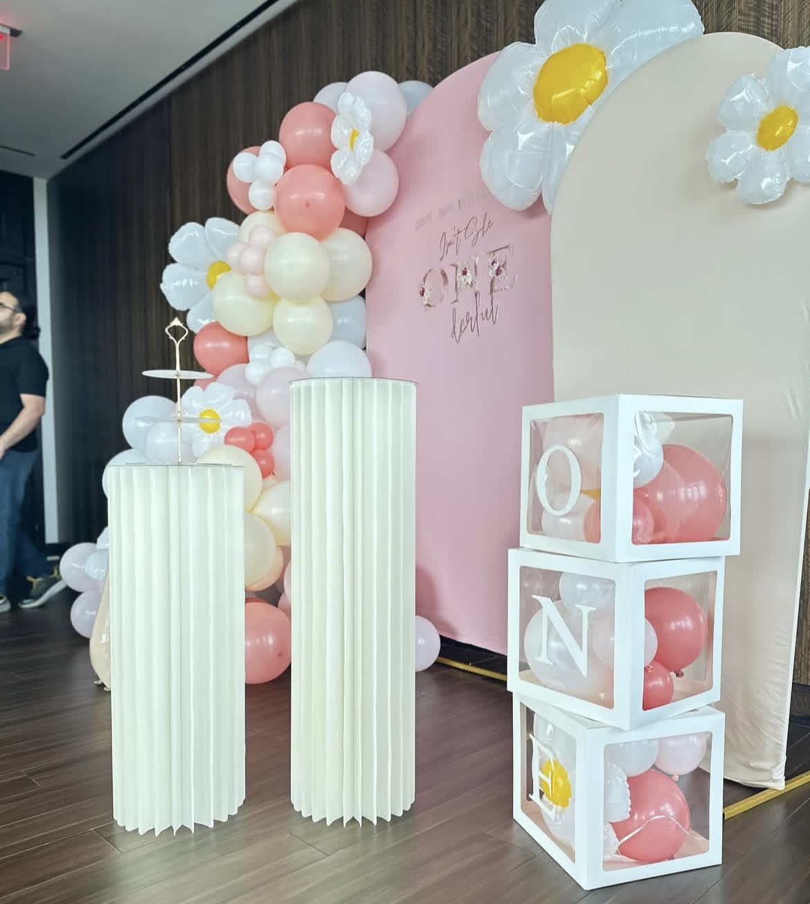 Onederful daisy themed first birthday balloon arch with ONE blocks